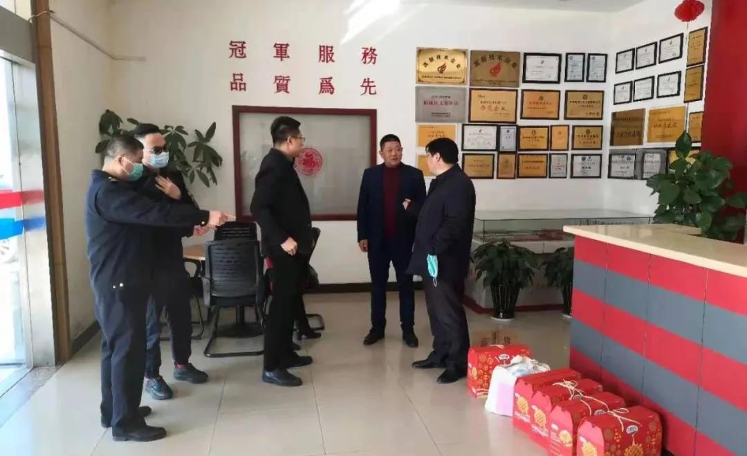 黃橋街道領導到冠科工業(yè)走訪慰問，為留蘇員工送來新春祝福